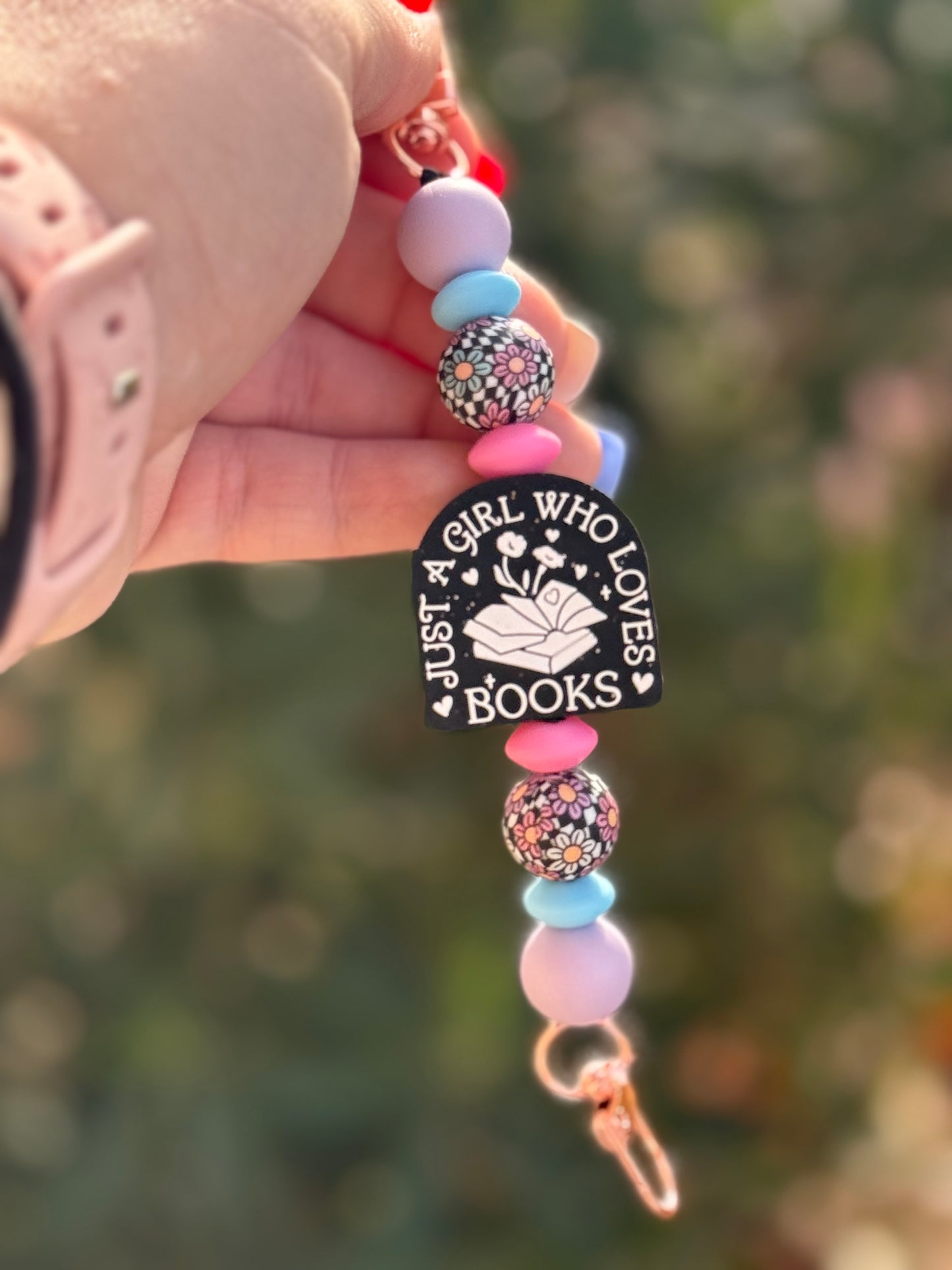 Just a girl who loves books - Kindle Strap