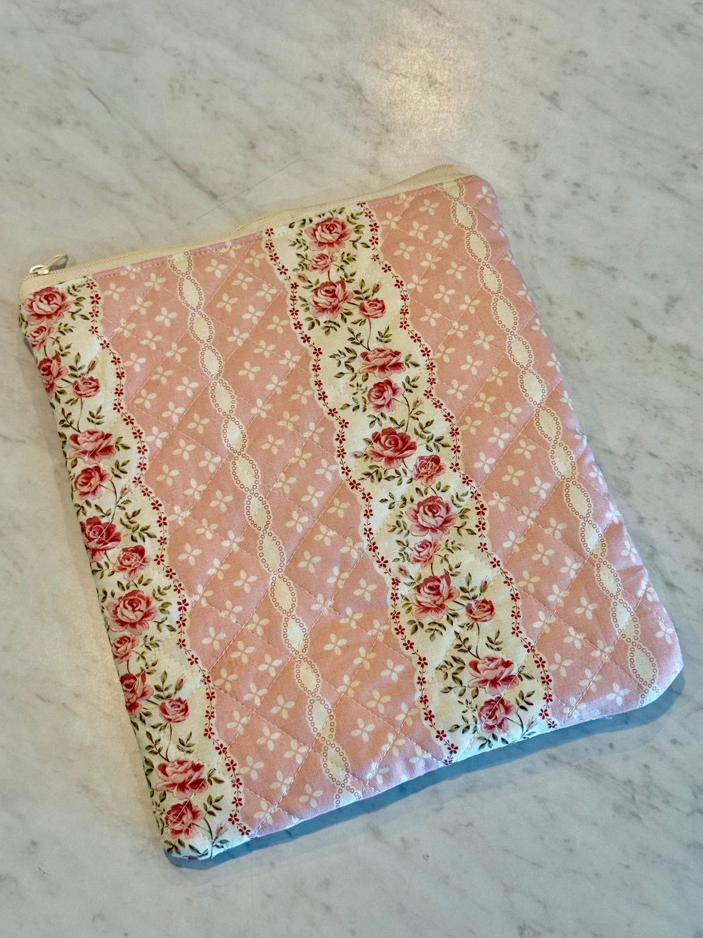 Dainty Roses - Kindle / Book Pouch