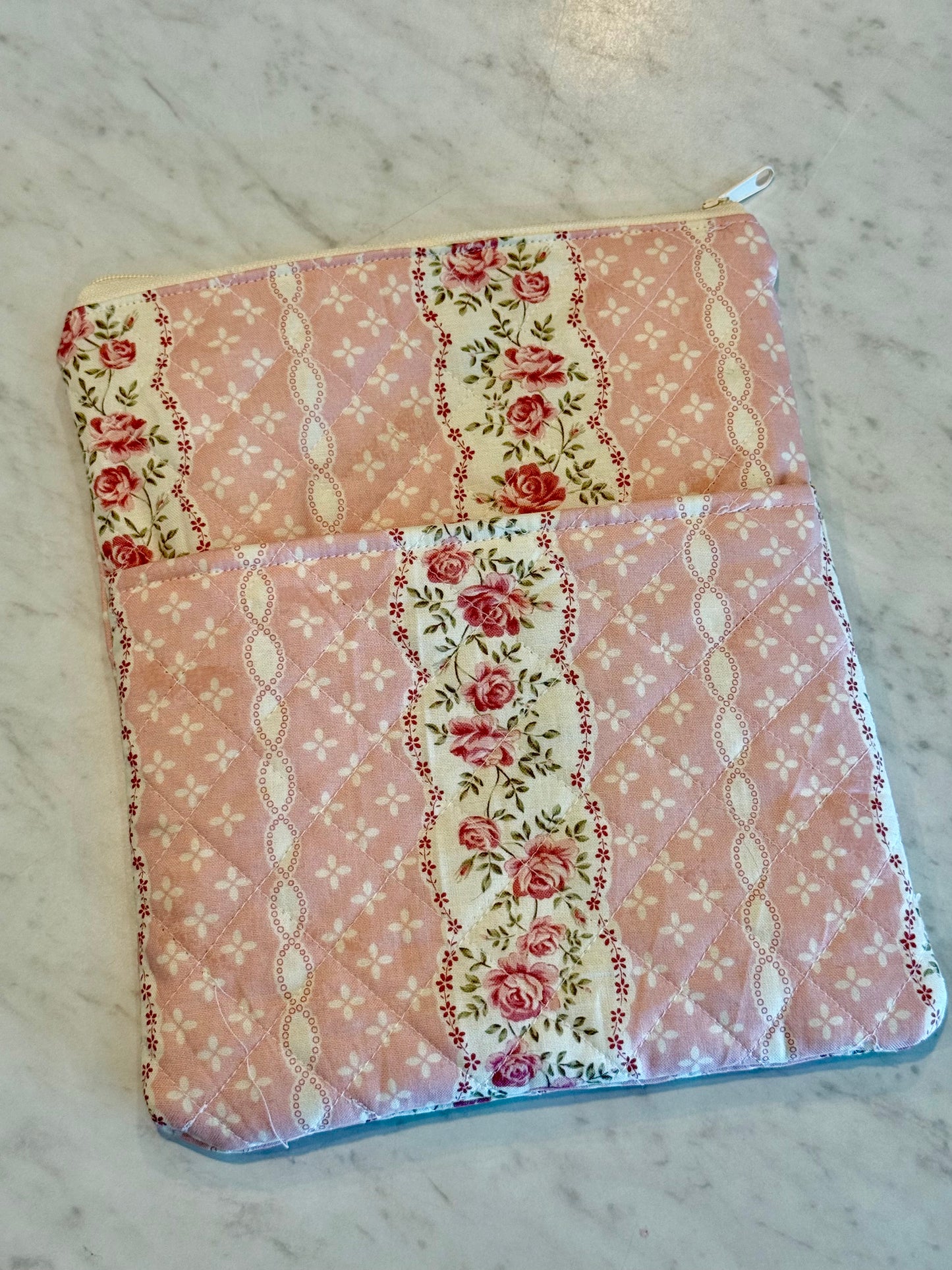 Dainty Roses - Kindle / Book Pouch